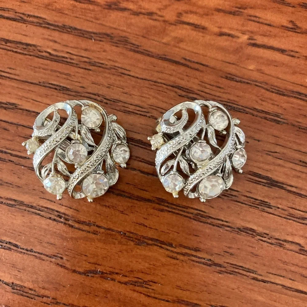 Vintage Lisner Rhinestone Earrings Silver Tone 1” Clip on earrings